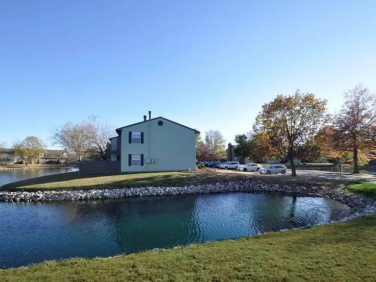 Pavilion Lakes Apartments — Photo 29