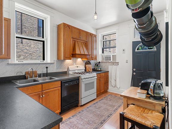 3rd image of 6237 N Winthrop Ave #2