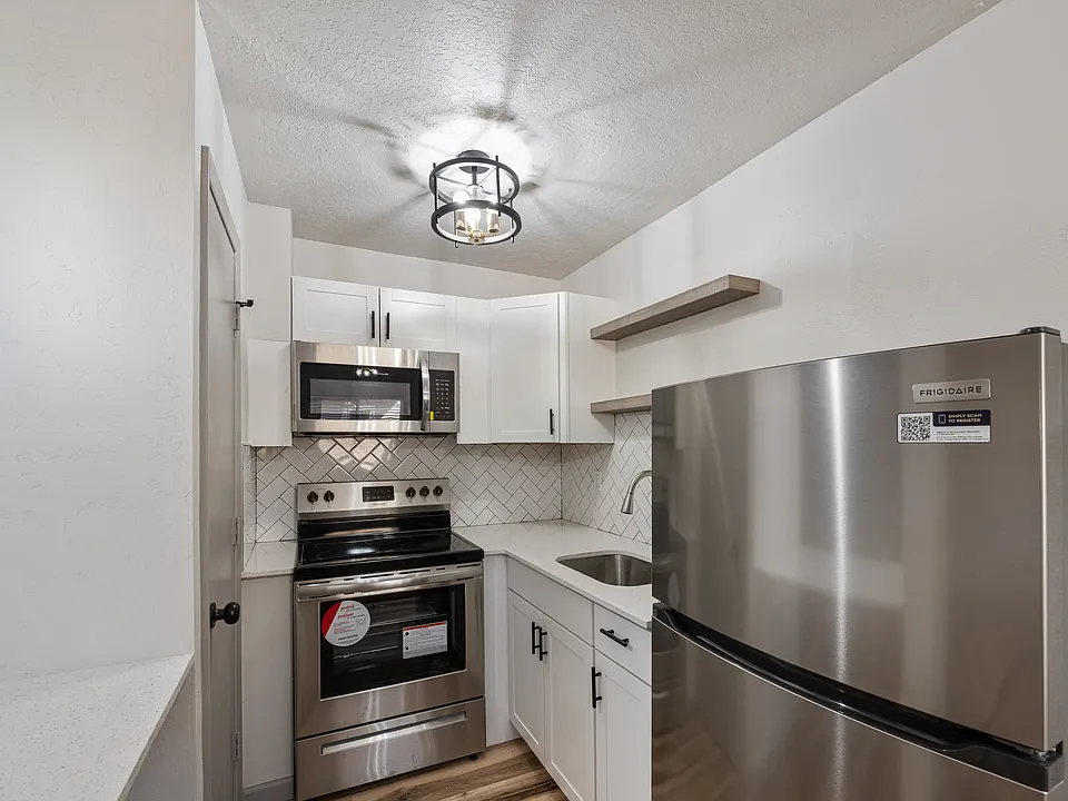 209 Girard Blvd SE - Updated 1 BBD Apartment just 2 Blocks to UNM