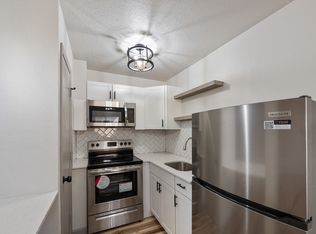 Contemporary 1 Bedroom Apt. In Nob Hill - Just 2 Blocks to UNM, Albuquerque, NM 87106