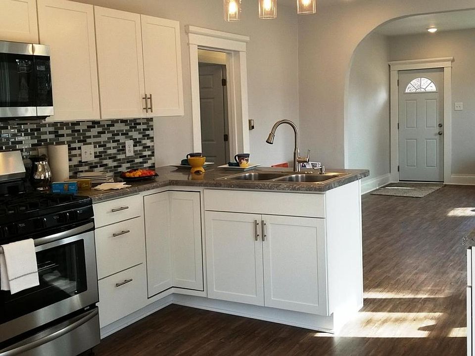 2nd image of 815 College St