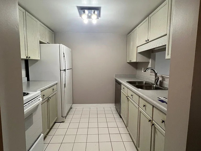1510 Richmond St #806 — Photo 2