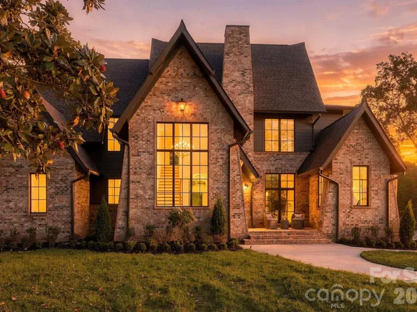122 Lansdowne Rd, Charlotte, NC 28270