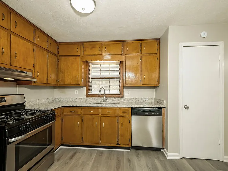 6490 Executive Dr — Photo 7