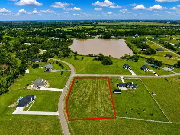 443 Lakeview Dr, Angleton, TX 77515