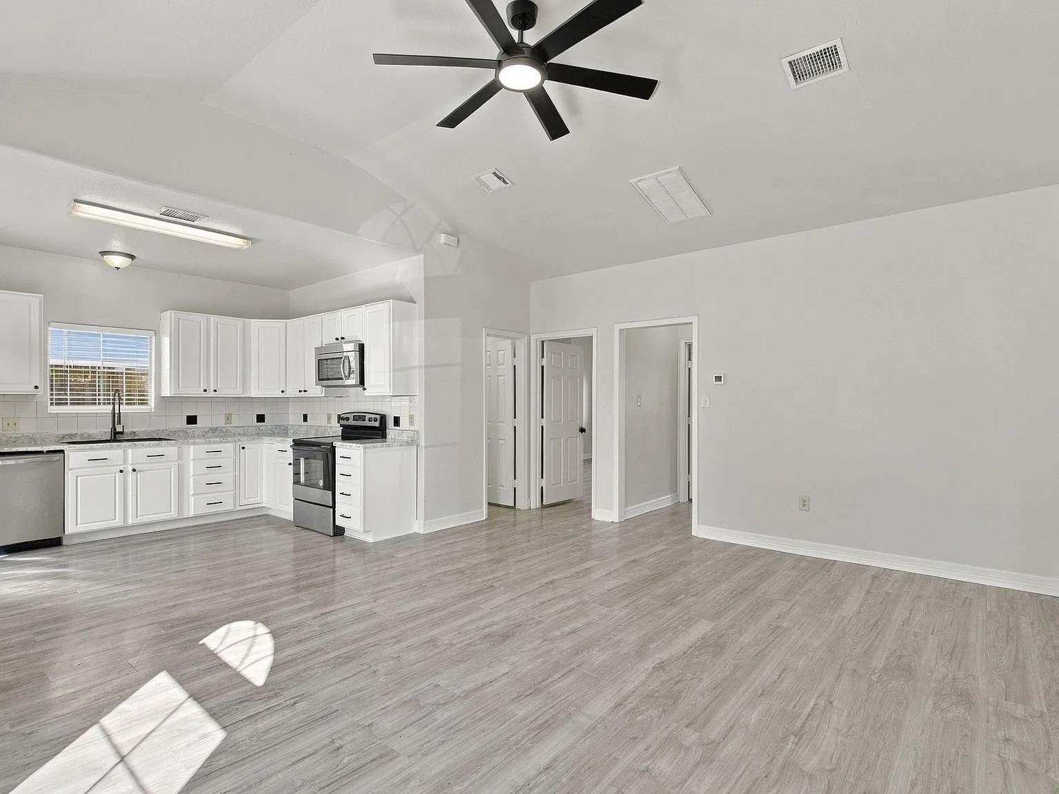 2 bed, 1.0 bath, 950 sqft, $1,350 — Photo 4