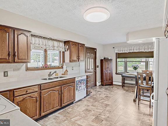 4th image of 671 Ridge Rd