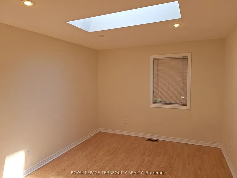 17 Compton Cres — Photo 13