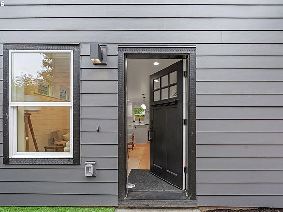 2nd image of 4234 SE Yamhill St Unit 2