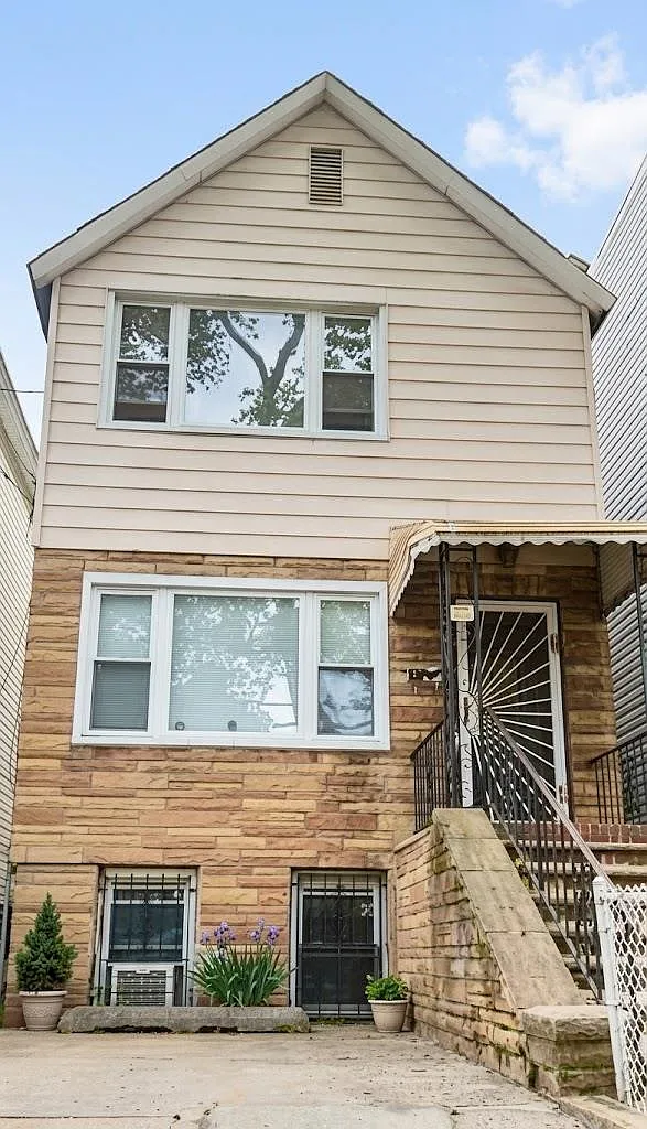 2 bed, 1.0 bath, $1,900 — Photo 1