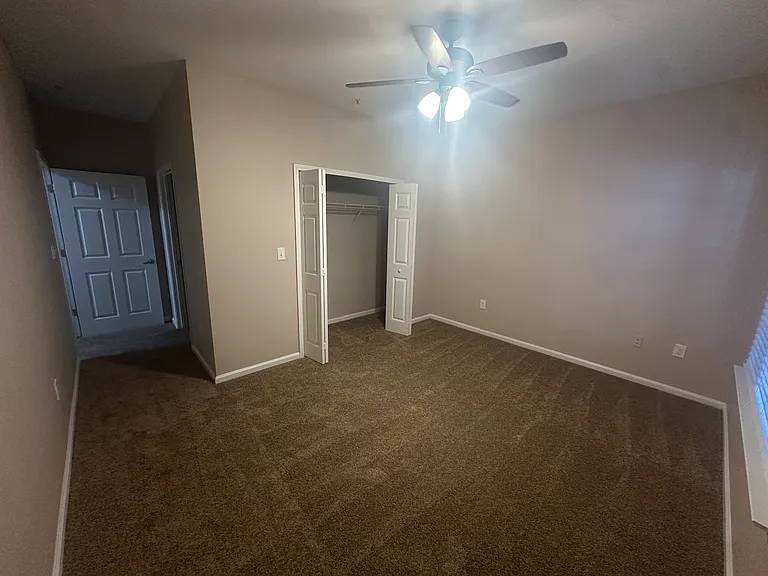Pinnacle Pointe Apartments — Photo 34