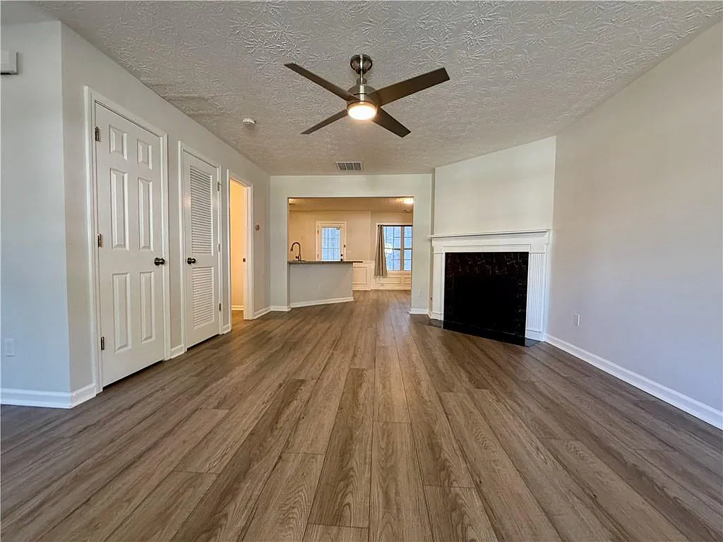 2 bed, 2.5 bath, 1328 sqft, $1,495 — Photo 4