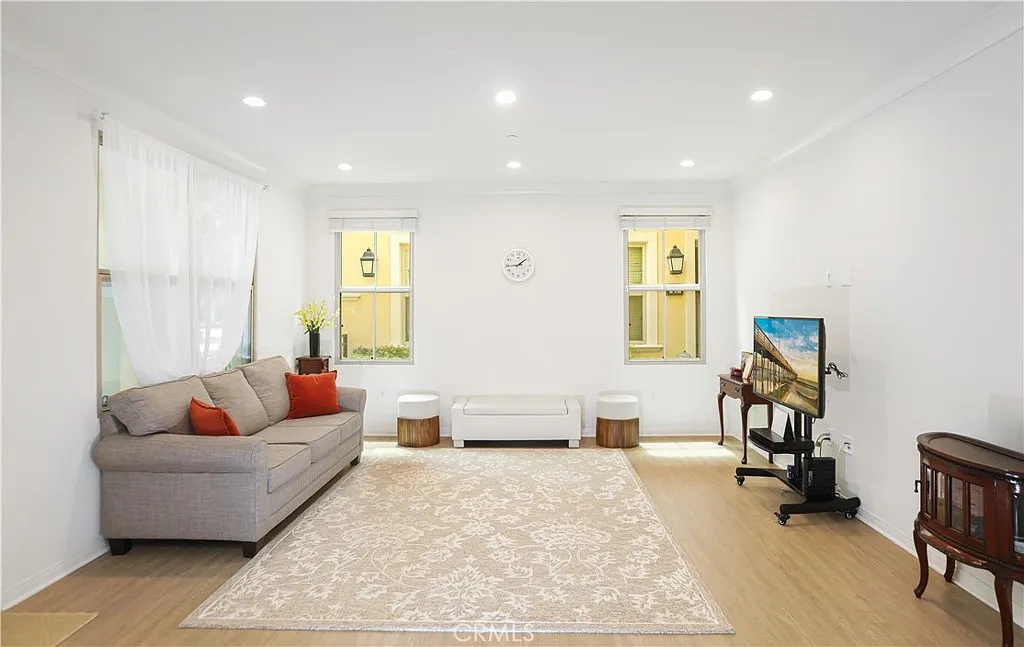 2 bed, 1.5 bath, 1129 sqft, $3,750 — Photo 4