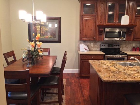 4th image of 1027 N Robins Ave