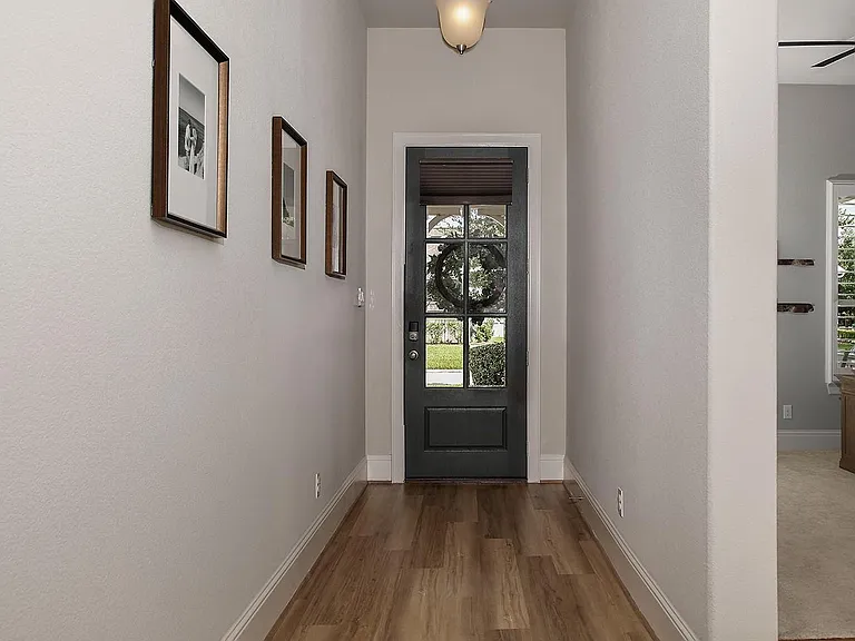 114 Crescent City Dr — Photo 2