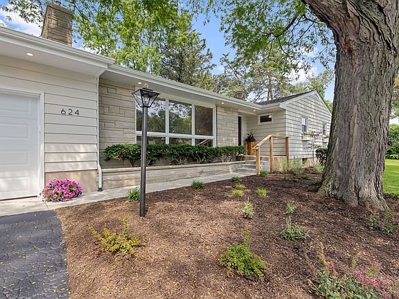 3rd image of 624 Willow Ln