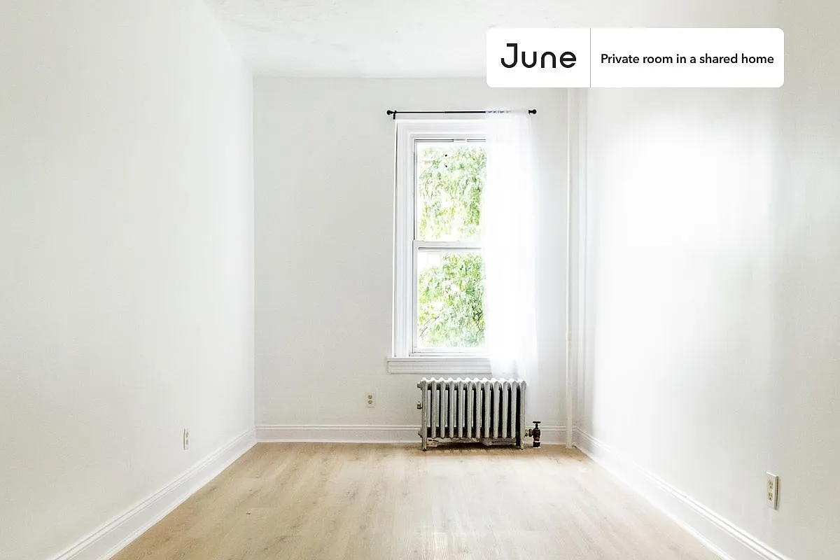 Queen bedroom in 4 bed/1 bath home in Sunset Park #1876 C — Photo 2