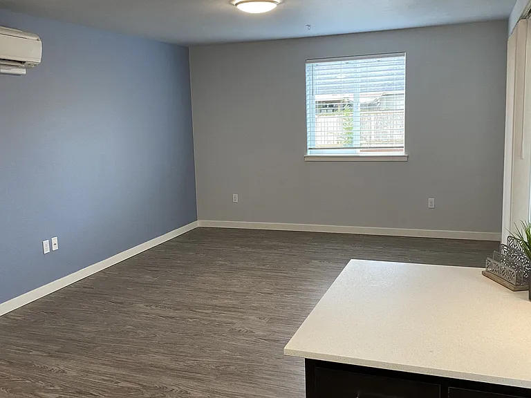 Queen Court Apartments — Photo 15