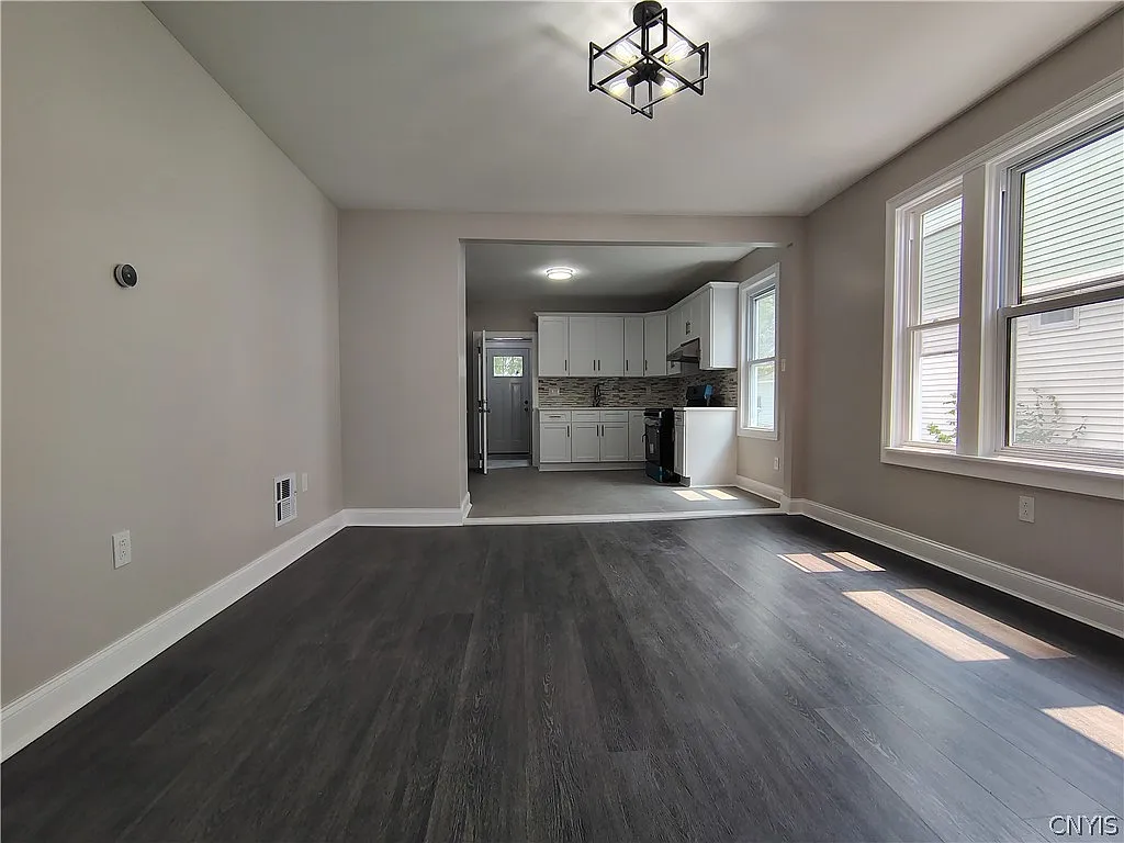 3 bed, 1.0 bath, 2500 sqft, $1,650 — Photo 4