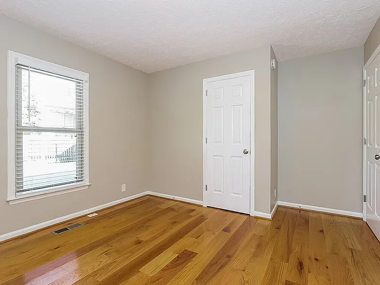 225 Richmond Dr — Photo 11