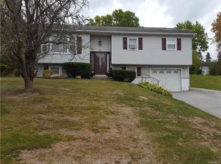 25 Royal Cir, Newburgh, NY 12550