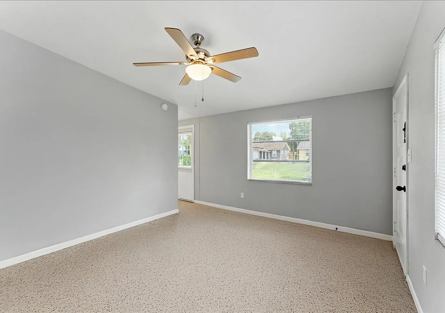 2 BR / 1 BA Duplex Near Mills 50 — Photo 2