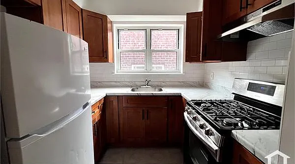 2033 Strang Ave #2 — Photo 2