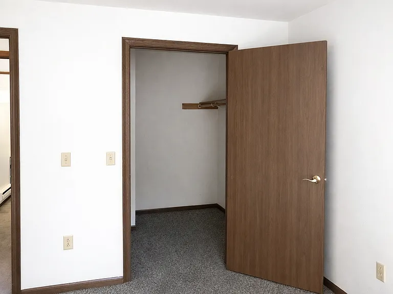 201 - 207 West Win Heights — Photo 11
