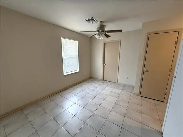 3 bed, 2.0 bath, 1402 sqft, $2,100 — Photo 4
