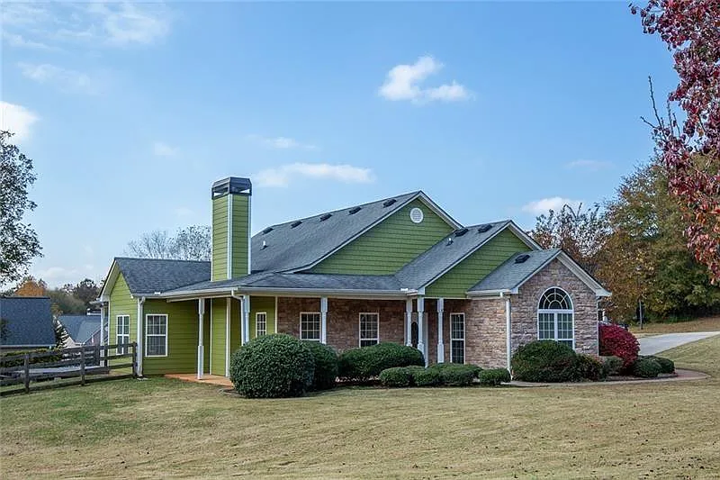 3 bed, 2.0 bath, 1758 sqft, $2,095 — Photo 2