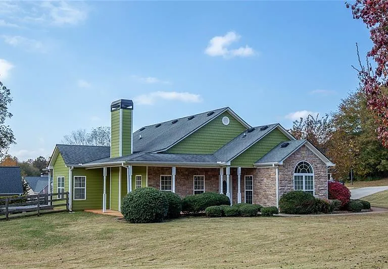 300 McKendree Ct — Photo 2