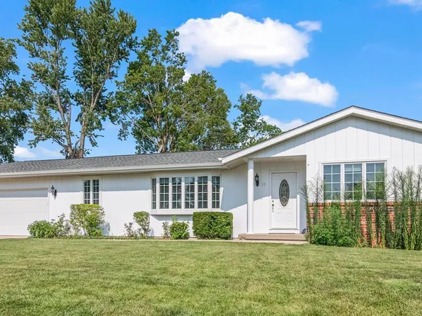 18 Pheasant Run Dr, Chatham, IL 62629