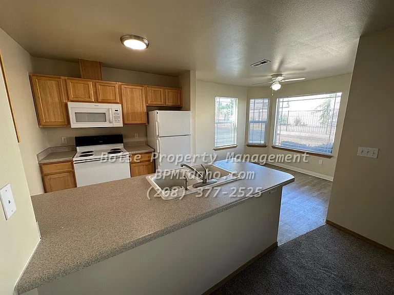 1805 E Overland Rd #19 — Photo 2