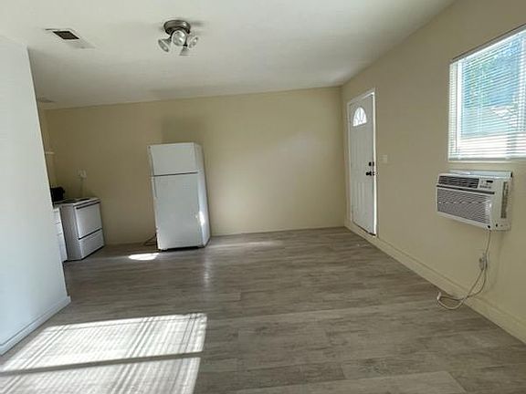 4th image of 6251 Canby Ave #R