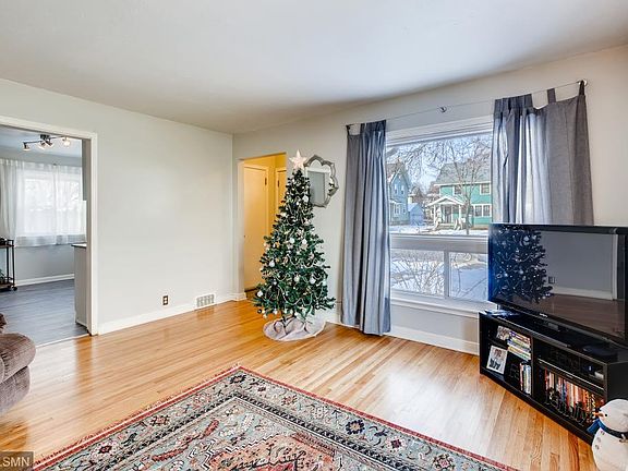 5th image of 940 Saint Clair Ave