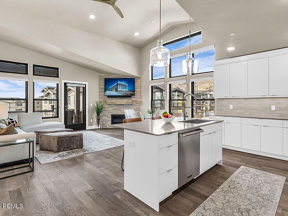 4th image of 1121 W Helling Cir #302