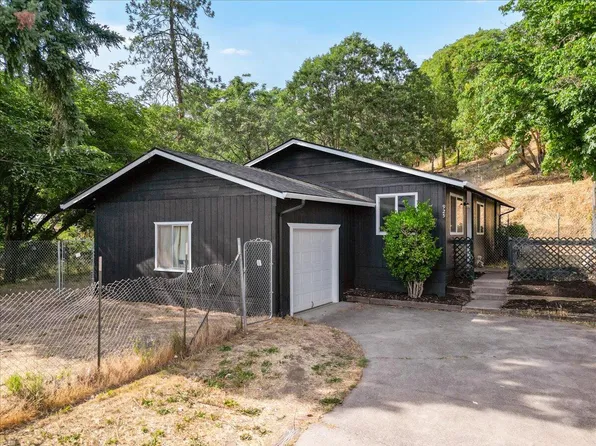 925 6th Ave, Gold Hill, OR 97525