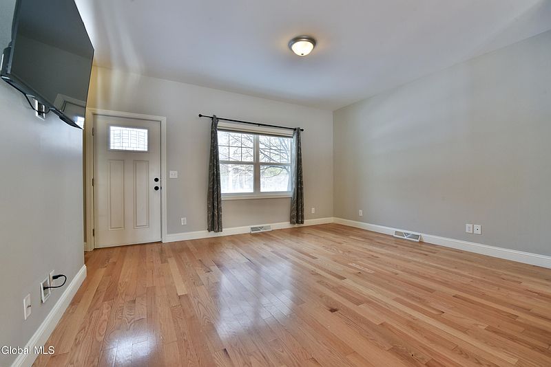 4th image of 10 Linden Lane
