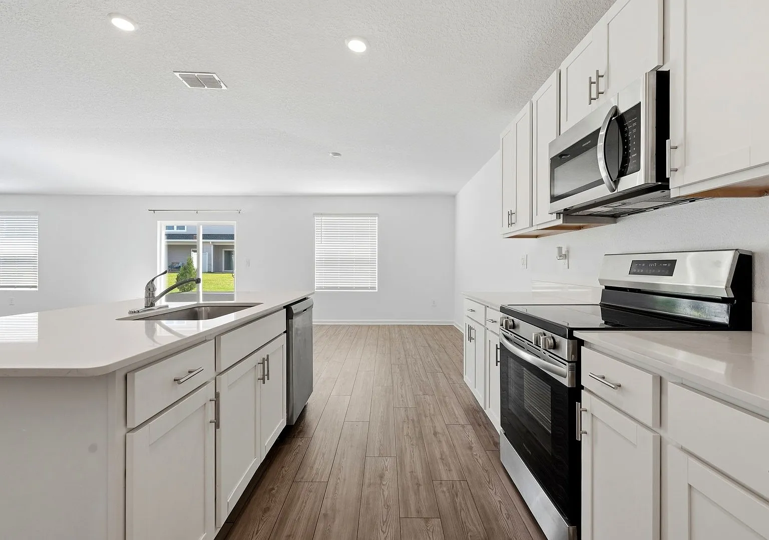 Spacious Newer Construction Home with 3-Car Garage in Alachua — Photo 3