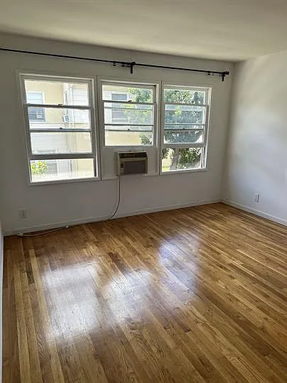 Silverlake Garden Apartments — Photo 25