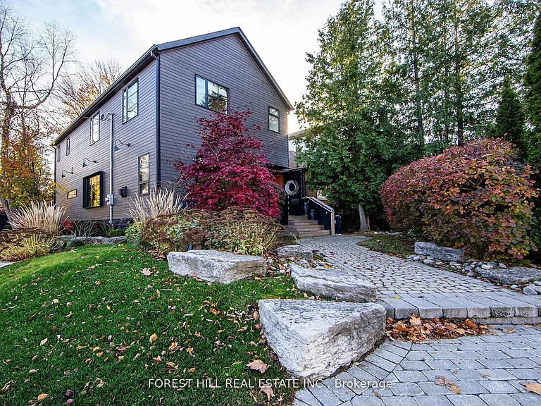 257 Manor Rd E — Photo 1