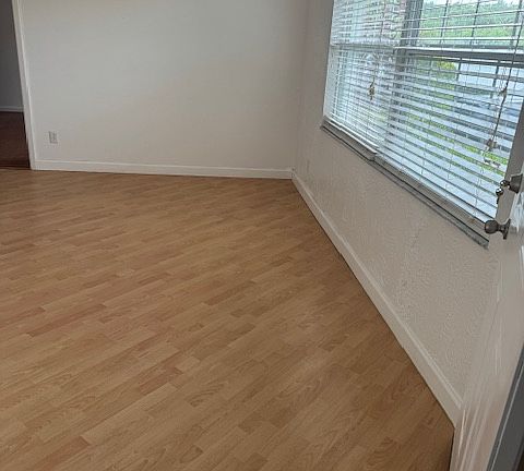 5th image of 639 Meadowvale Dr Unit 1