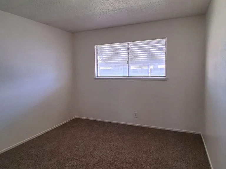 1315 N Garden — Photo 8