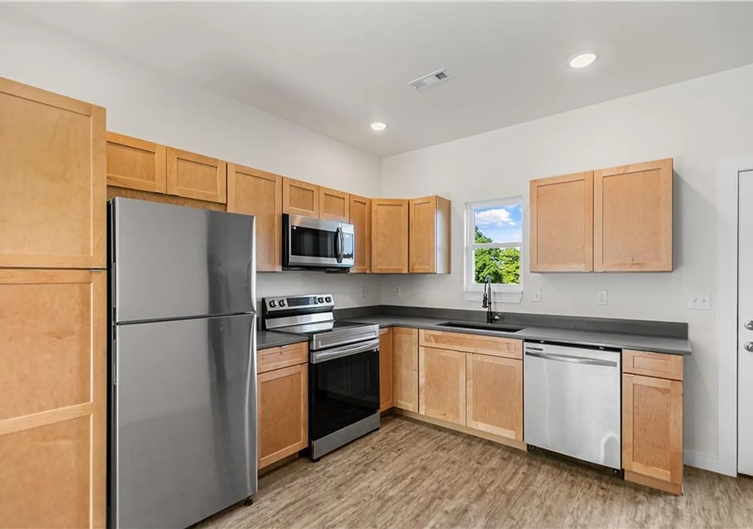 Brand New Townhomes 15 Minutes from Bentonville! — Photo 4