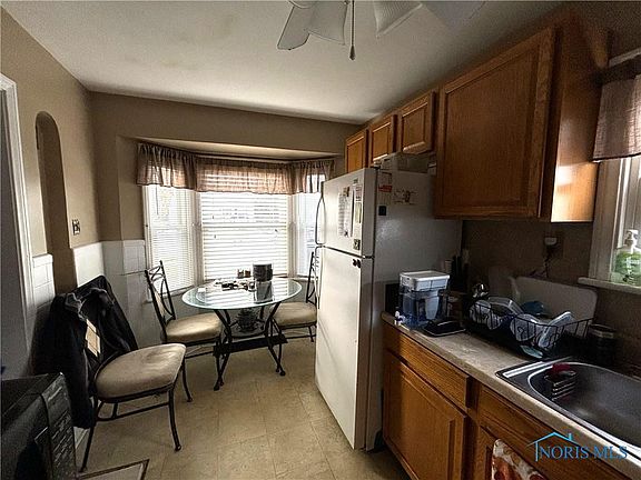 5th image of 194 Windsor Dr