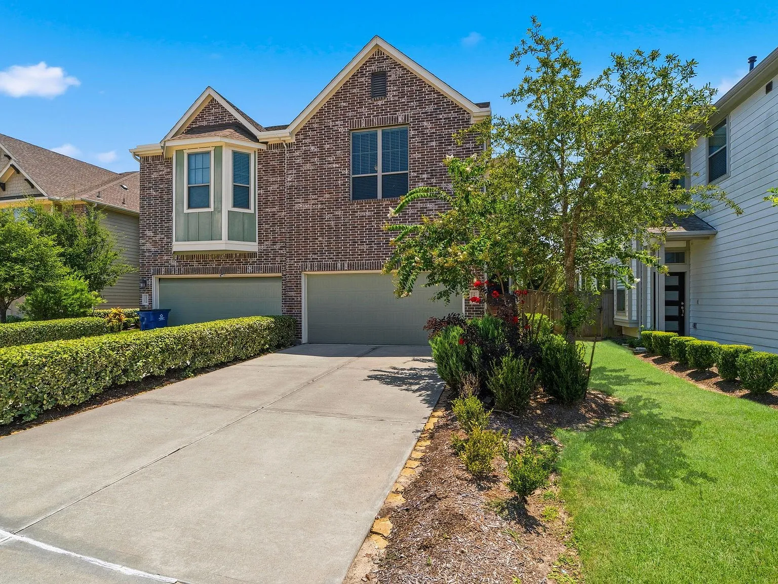3 bed, 2.5 bath, 1922 sqft, $2,595 — Photo 2