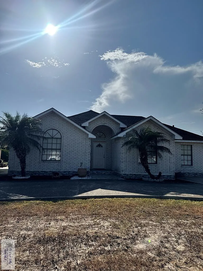 4 bed, 2.0 bath, 1425 sqft, $1,800 — Photo 1