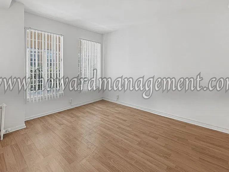 Wilshire Mediterranean Apartments — Photo 10