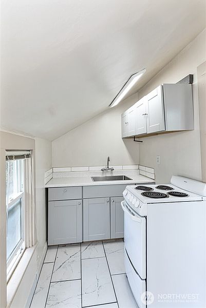 5th image of 709 NE 43rd Street