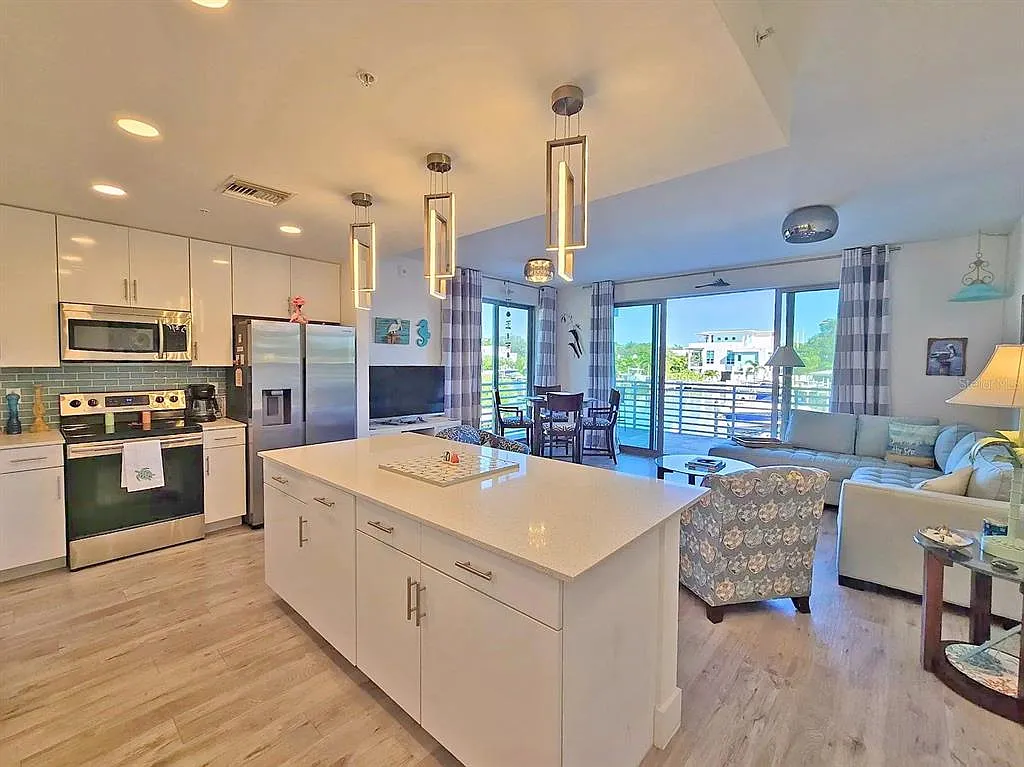 2 bed, 2.0 bath, 1359 sqft, $5,000 — Photo 3
